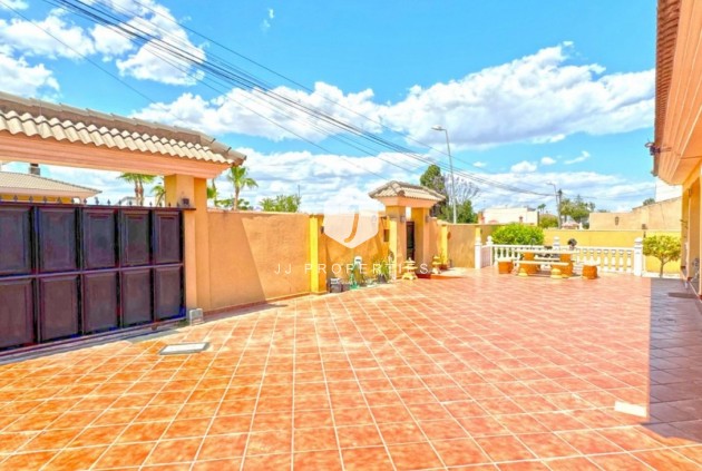 Z drugiej ręki - Villa -
Torrevieja - Los Balcones