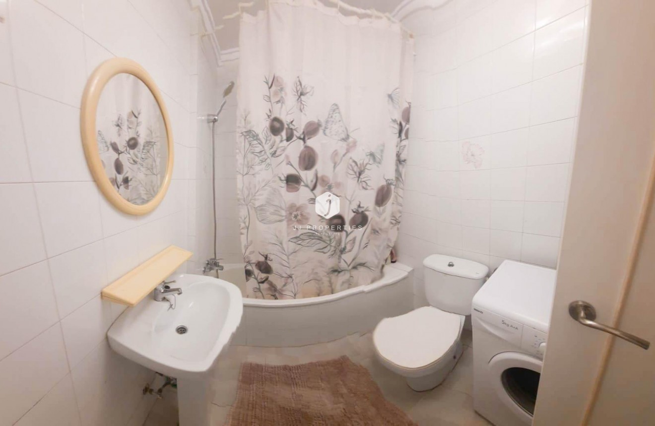 Z drugiej ręki - Mieszkanie w bloku -
Torrevieja - Centro