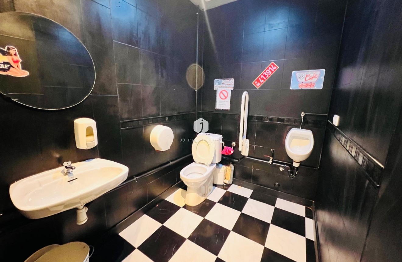 Z drugiej ręki - Reklama w telewizji -
Torrevieja - Playa del cura