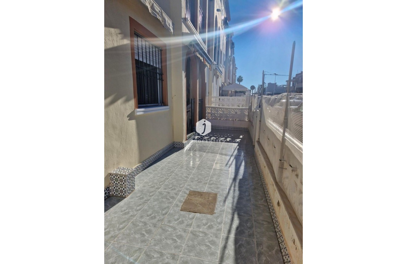 Z drugiej ręki - Bungalow -
Torrevieja - Playa de los Naufragos