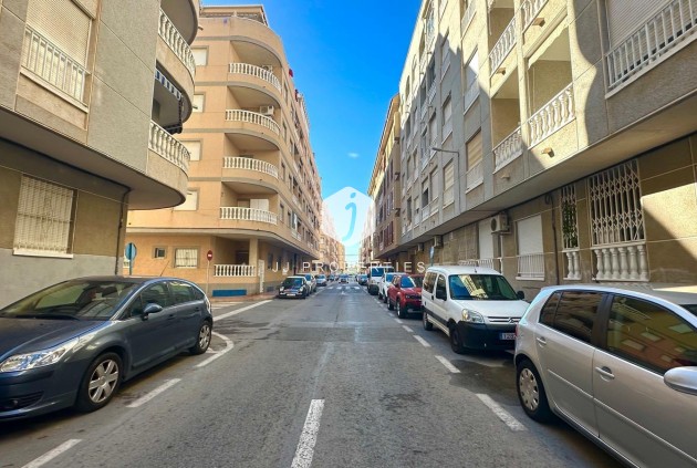 Z drugiej ręki - Mieszkanie w bloku -
Torrevieja - Acequion