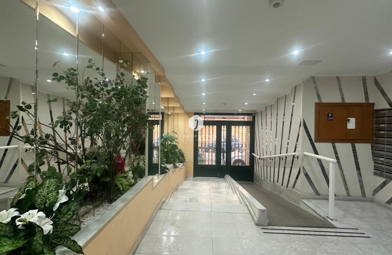 Z drugiej ręki - Mieszkanie w bloku -
Torrevieja - Acequion