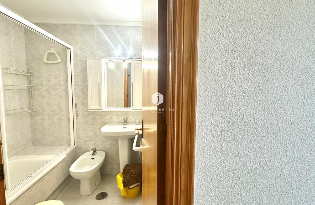 Z drugiej ręki - Mieszkanie w bloku -
Torrevieja - Acequion