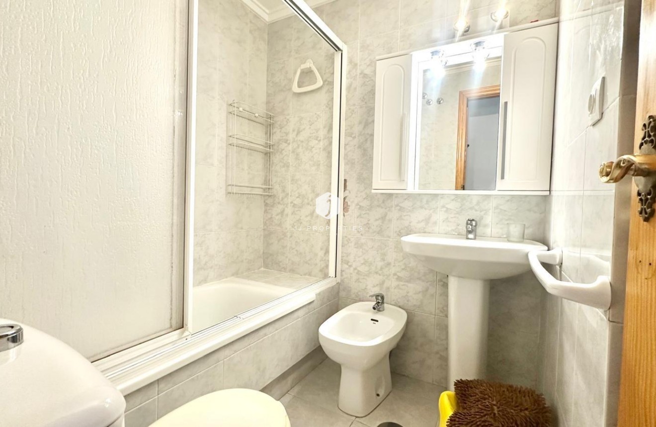 Z drugiej ręki - Mieszkanie w bloku -
Torrevieja - Acequion