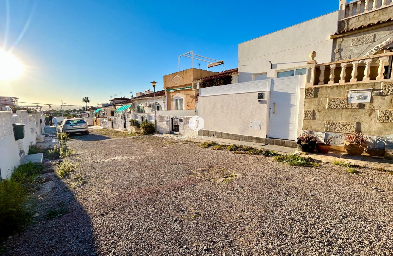 Z drugiej ręki - Szalet -
Torrevieja - Costa Blanca