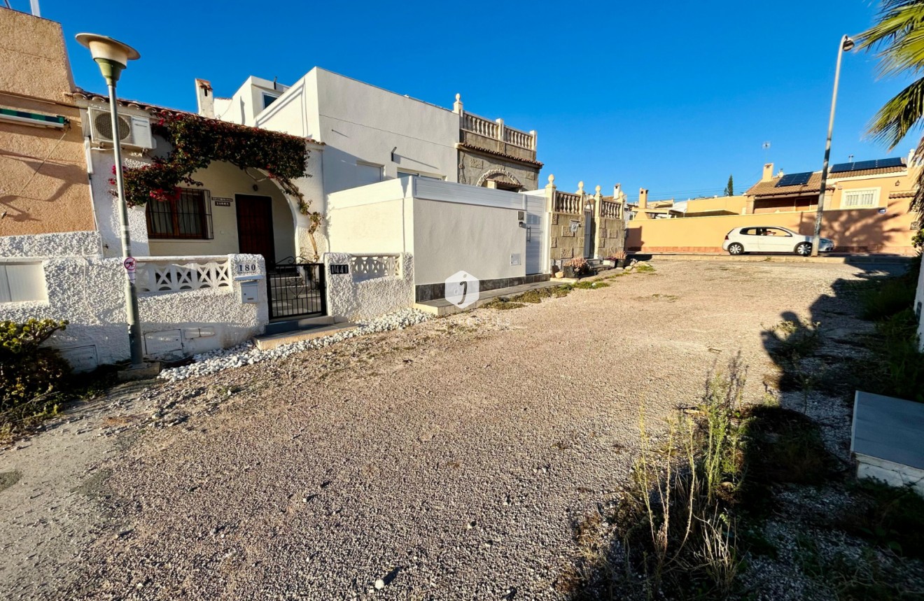 Z drugiej ręki - Szalet -
Torrevieja - Costa Blanca