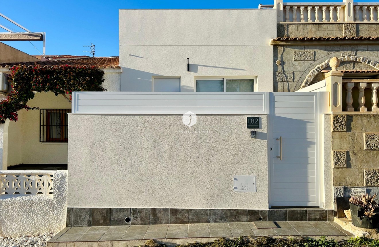 Z drugiej ręki - Szalet -
Torrevieja - Costa Blanca