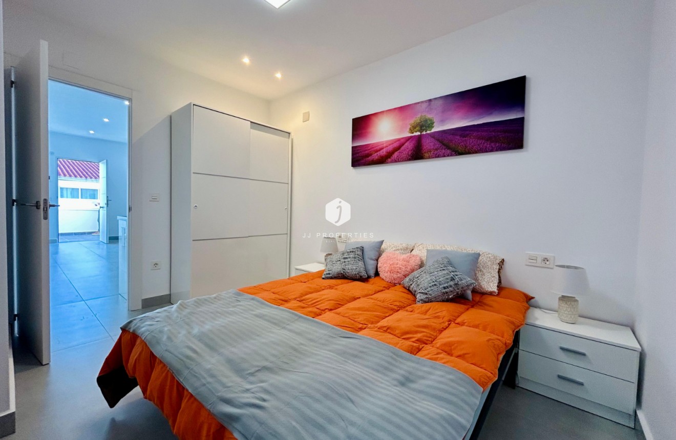 Z drugiej ręki - Szalet -
Torrevieja - Costa Blanca