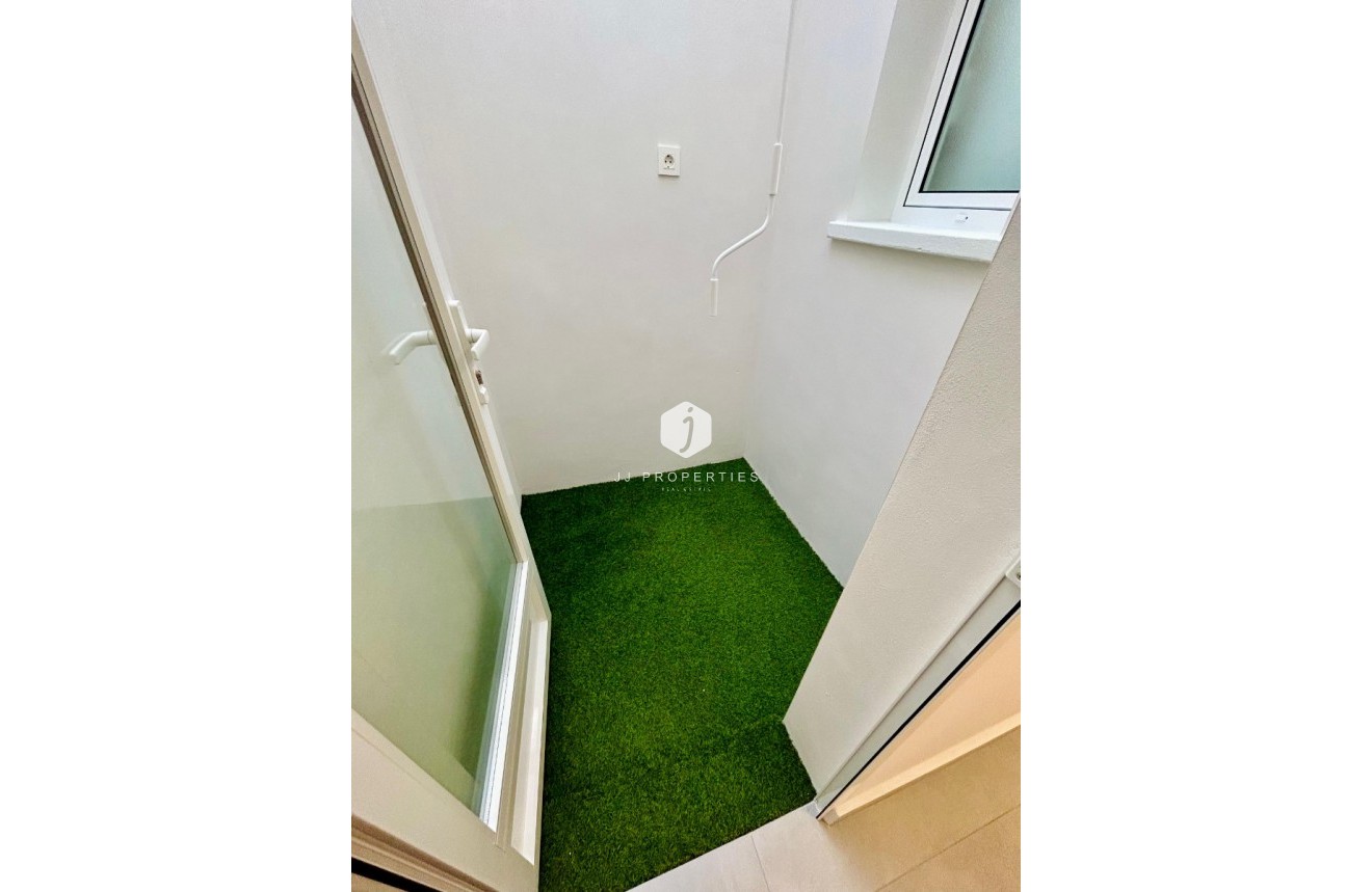 Z drugiej ręki - Szalet -
Torrevieja - Costa Blanca