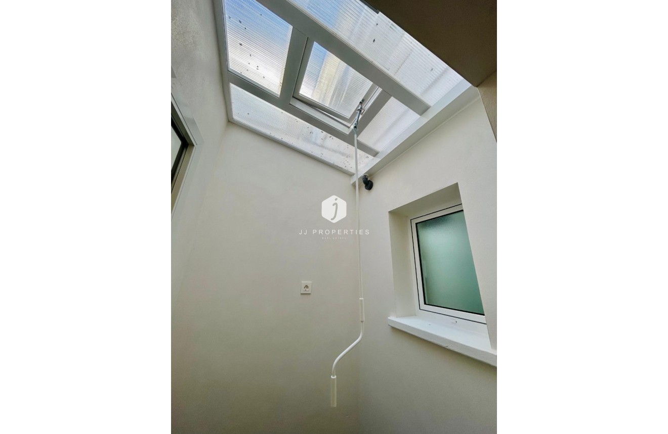 Z drugiej ręki - Szalet -
Torrevieja - Costa Blanca