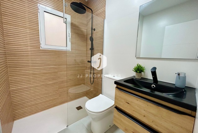 Z drugiej ręki - Szalet -
Torrevieja - Costa Blanca