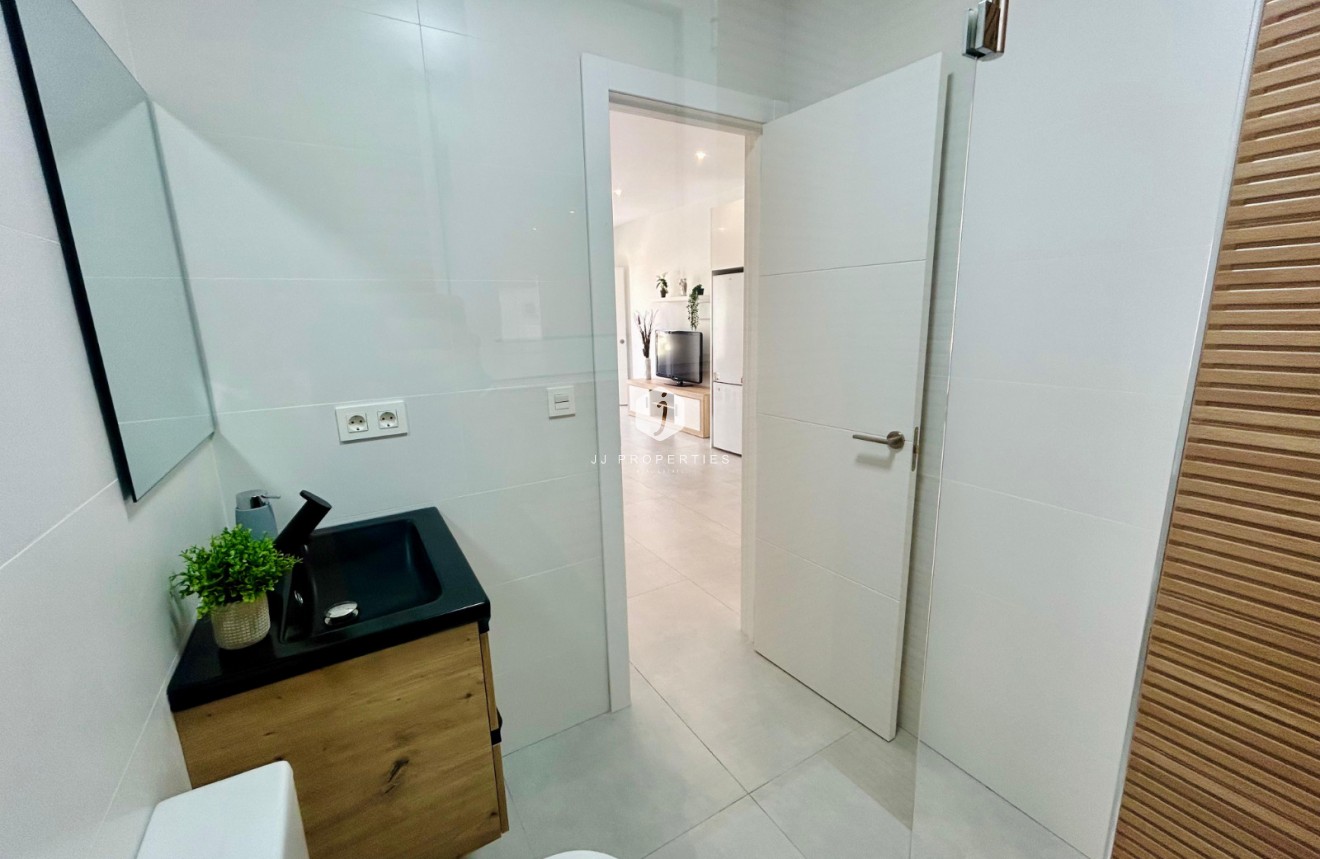 Z drugiej ręki - Szalet -
Torrevieja - Costa Blanca