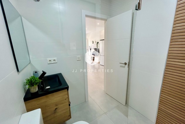 Z drugiej ręki - Szalet -
Torrevieja - Costa Blanca