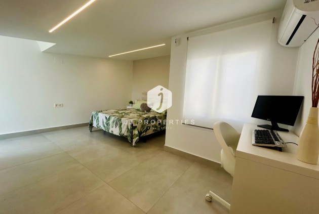 Z drugiej ręki - Szalet -
Torrevieja - Costa Blanca