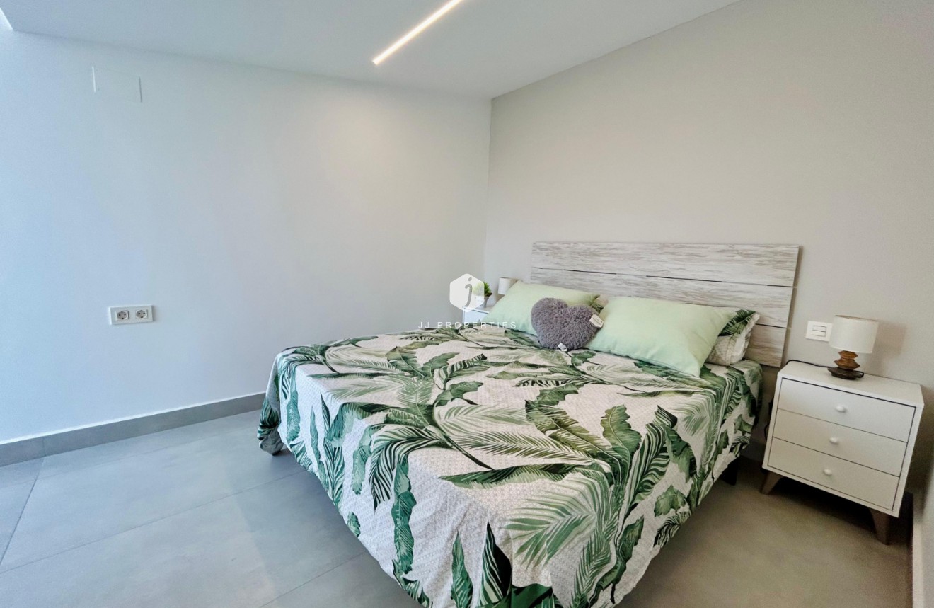 Z drugiej ręki - Szalet -
Torrevieja - Costa Blanca