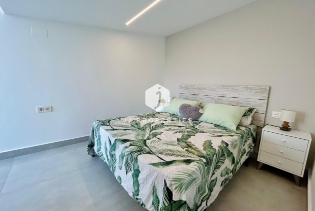 Z drugiej ręki - Szalet -
Torrevieja - Costa Blanca