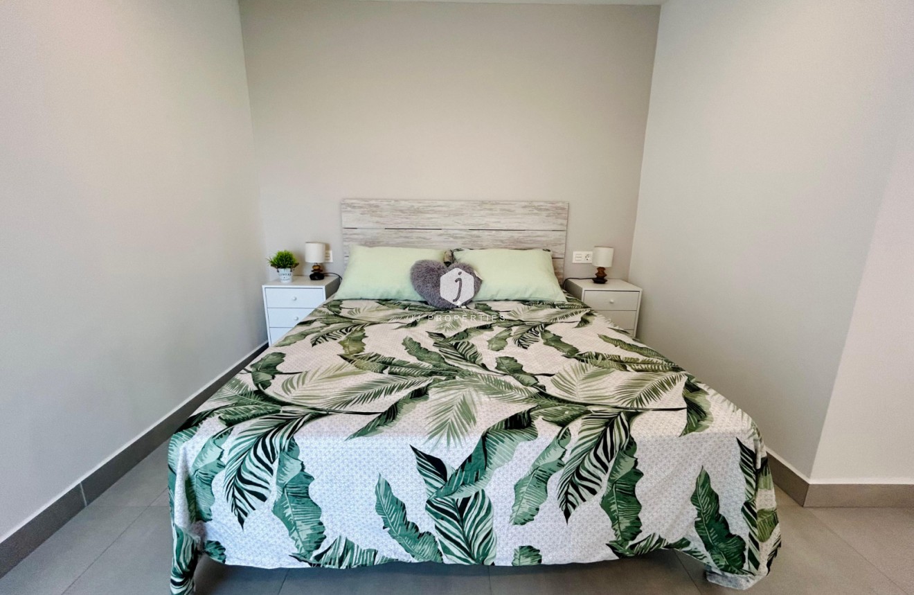 Z drugiej ręki - Szalet -
Torrevieja - Costa Blanca