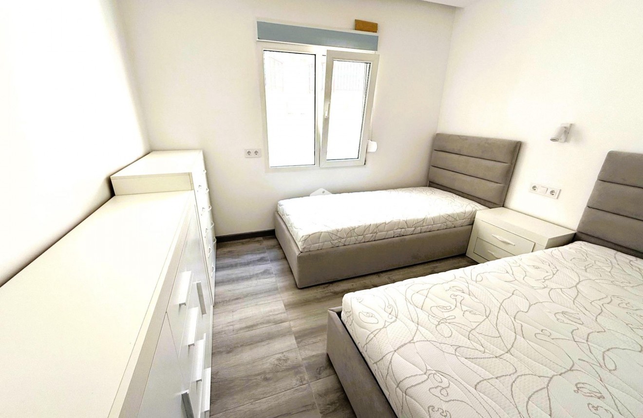 Z drugiej ręki - Dupleks -
Torrevieja - Centro