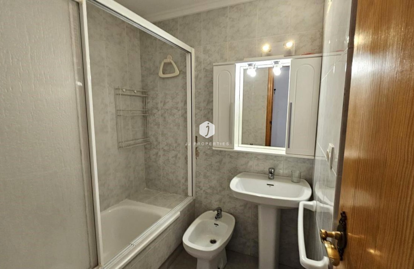 Z drugiej ręki - Mieszkanie w bloku -
Torrevieja - Acequion