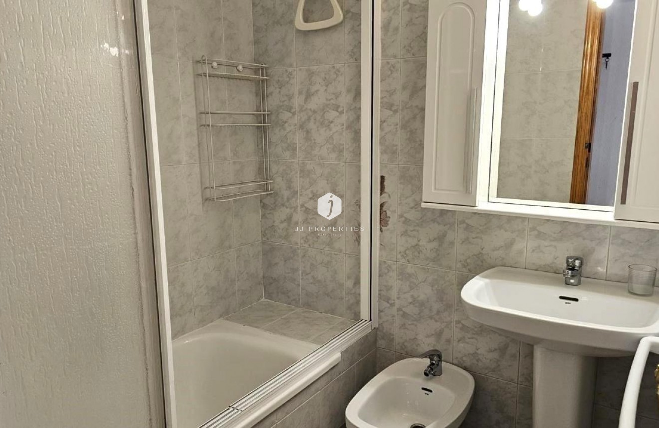 Z drugiej ręki - Mieszkanie w bloku -
Torrevieja - Acequion