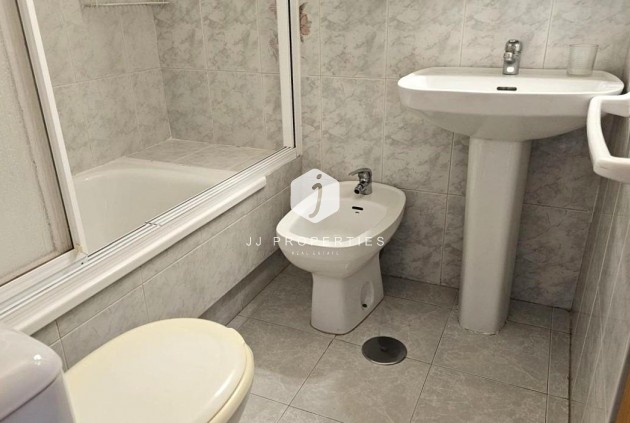 Z drugiej ręki - Mieszkanie w bloku -
Torrevieja - Acequion