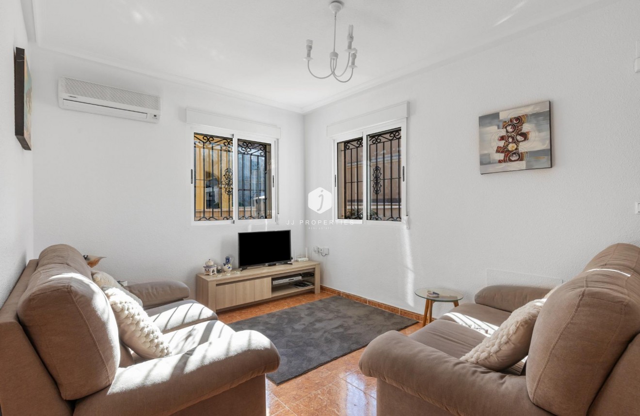 Z drugiej ręki - Szalet -
Orihuela Costa - PAU 8