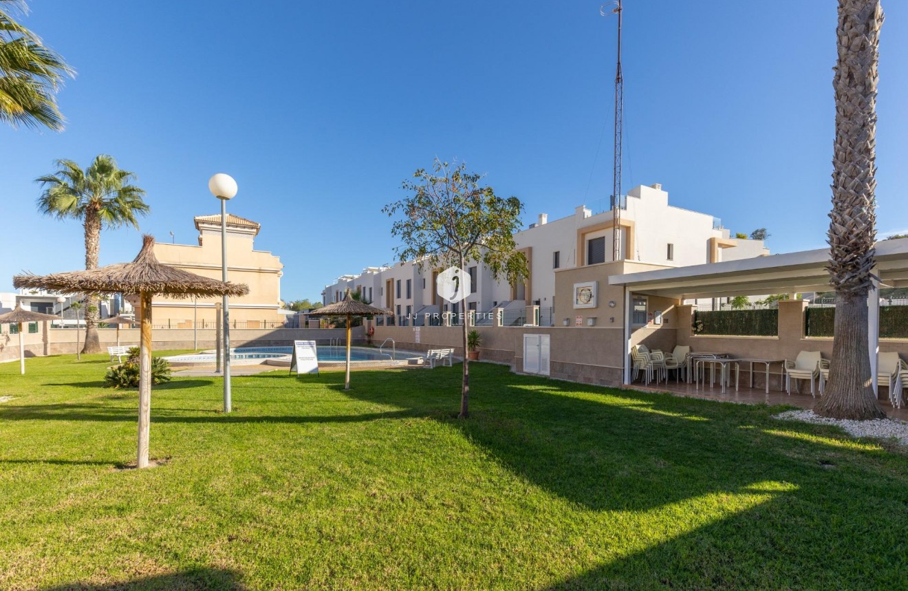 Z drugiej ręki - Szalet -
Orihuela Costa - PAU 8