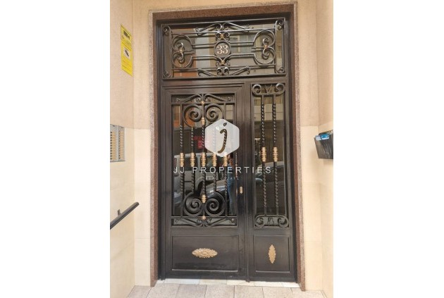 Z drugiej ręki - Mieszkanie w bloku -
Torrevieja - Playa del Cura