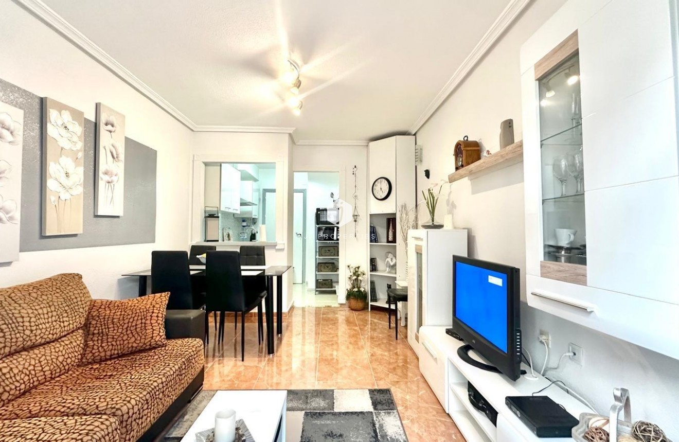 Z drugiej ręki - Mieszkanie w bloku -
Torrevieja - Estacion de autobuses