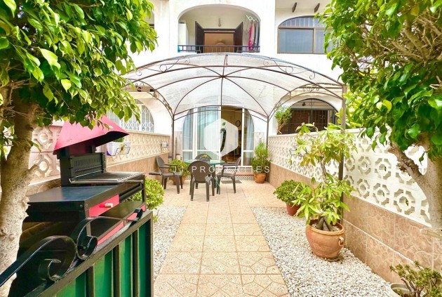 Z drugiej ręki - Mieszkanie w bloku -
Torrevieja - Estacion de autobuses