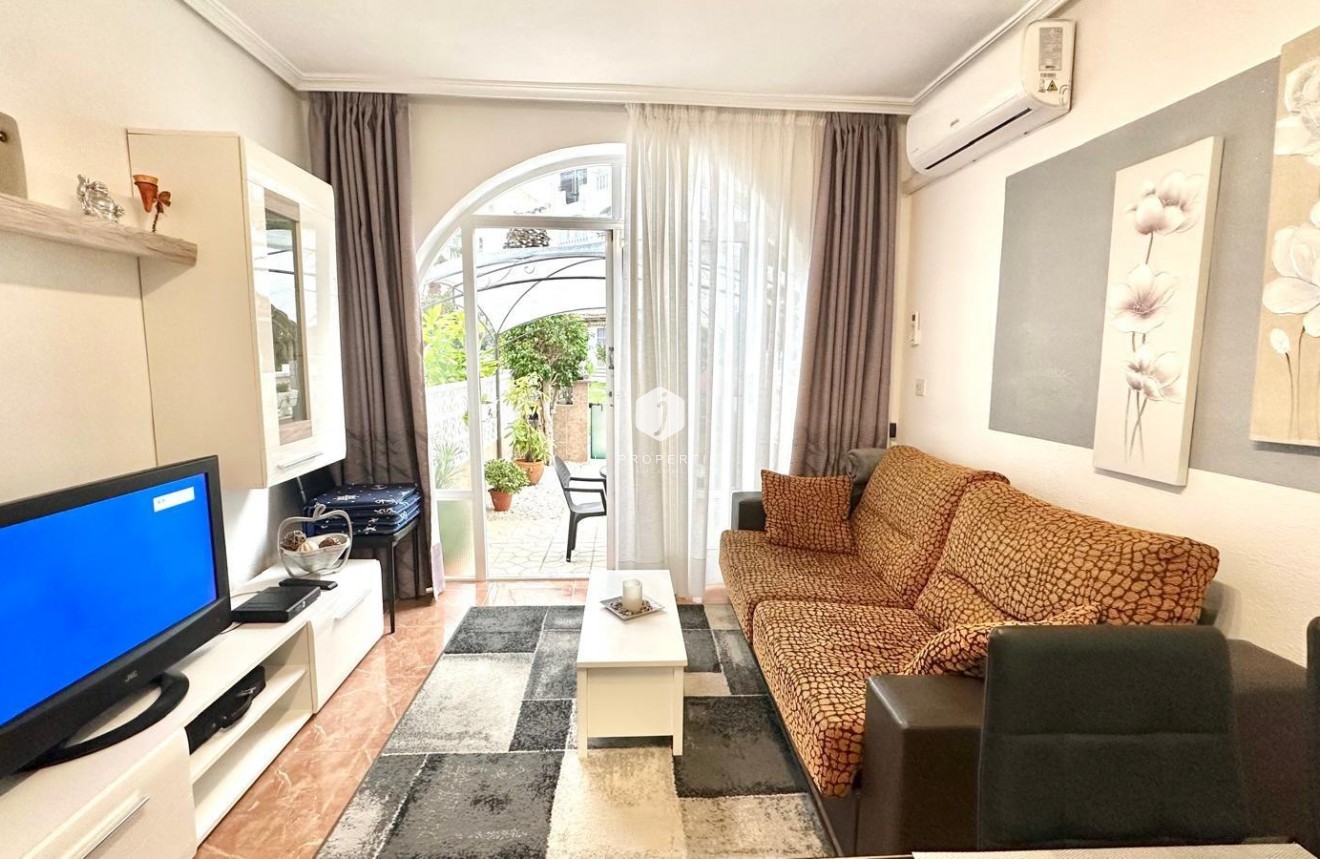 Z drugiej ręki - Mieszkanie w bloku -
Torrevieja - Estacion de autobuses