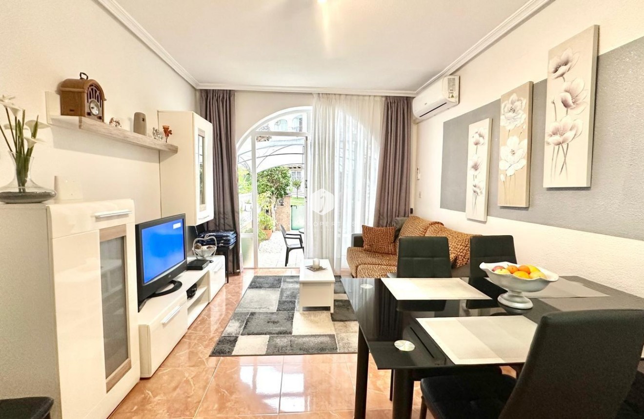 Z drugiej ręki - Mieszkanie w bloku -
Torrevieja - Estacion de autobuses