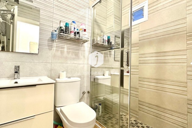 Z drugiej ręki - Mieszkanie w bloku -
Torrevieja - Estacion de autobuses