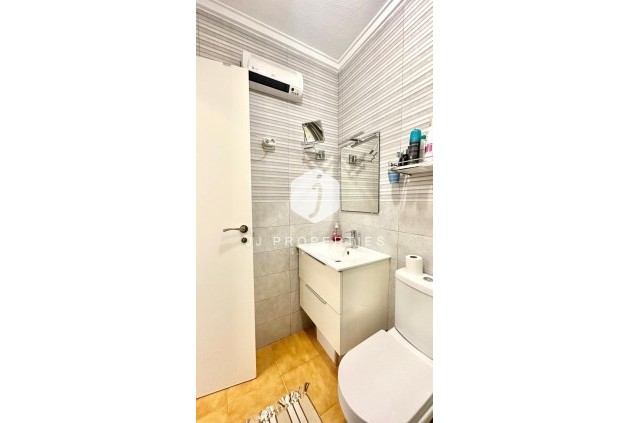 Z drugiej ręki - Mieszkanie w bloku -
Torrevieja - Estacion de autobuses