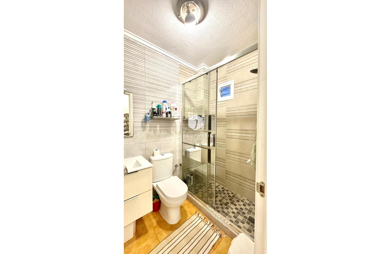 Z drugiej ręki - Mieszkanie w bloku -
Torrevieja - Estacion de autobuses