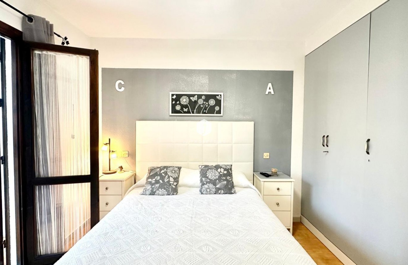 Z drugiej ręki - Mieszkanie w bloku -
Torrevieja - Estacion de autobuses