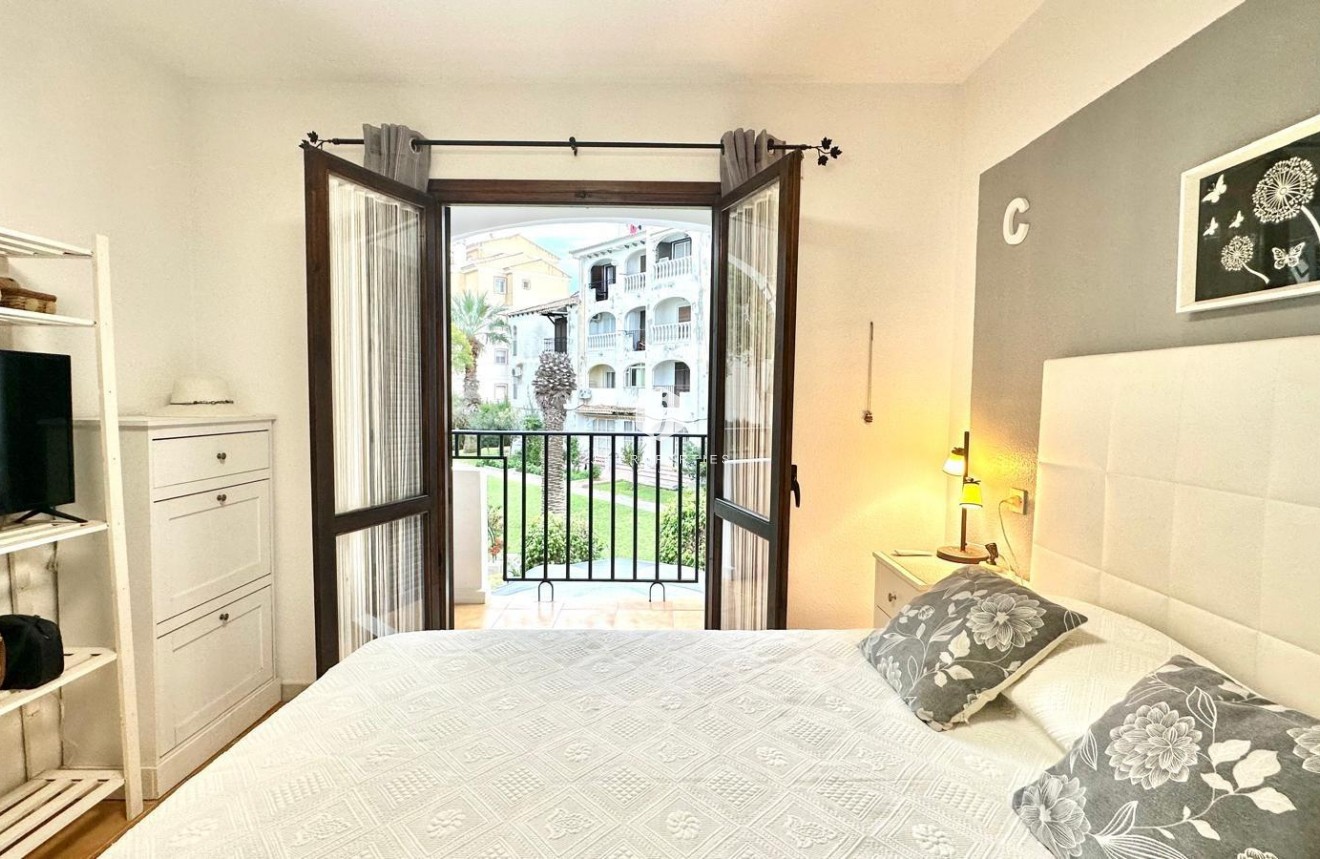 Z drugiej ręki - Mieszkanie w bloku -
Torrevieja - Estacion de autobuses