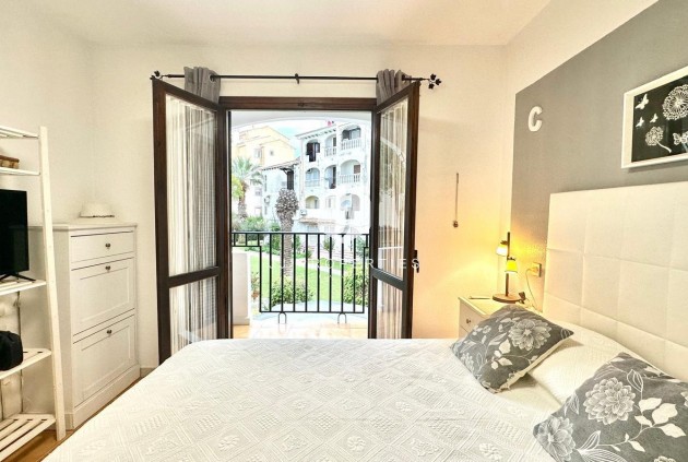 Z drugiej ręki - Mieszkanie w bloku -
Torrevieja - Estacion de autobuses