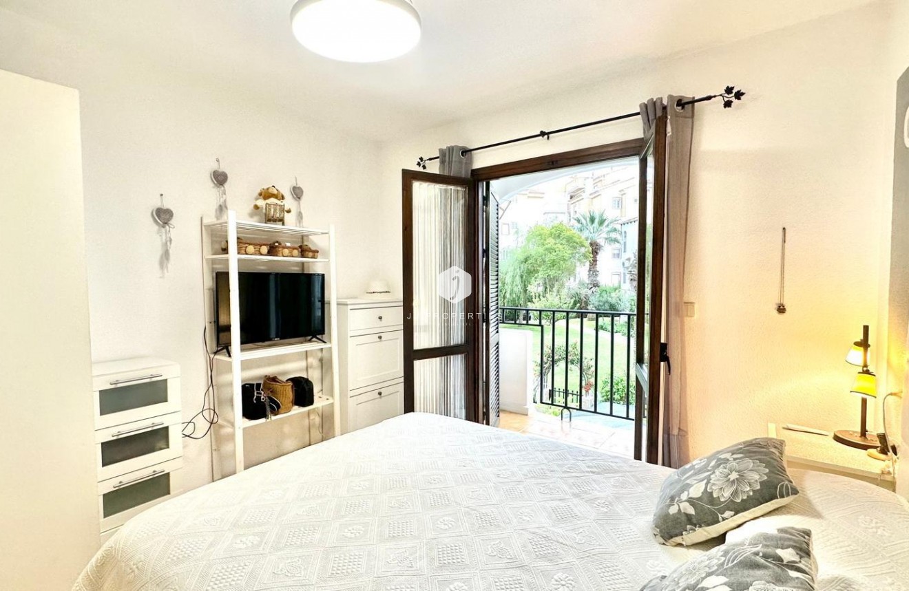 Z drugiej ręki - Mieszkanie w bloku -
Torrevieja - Estacion de autobuses