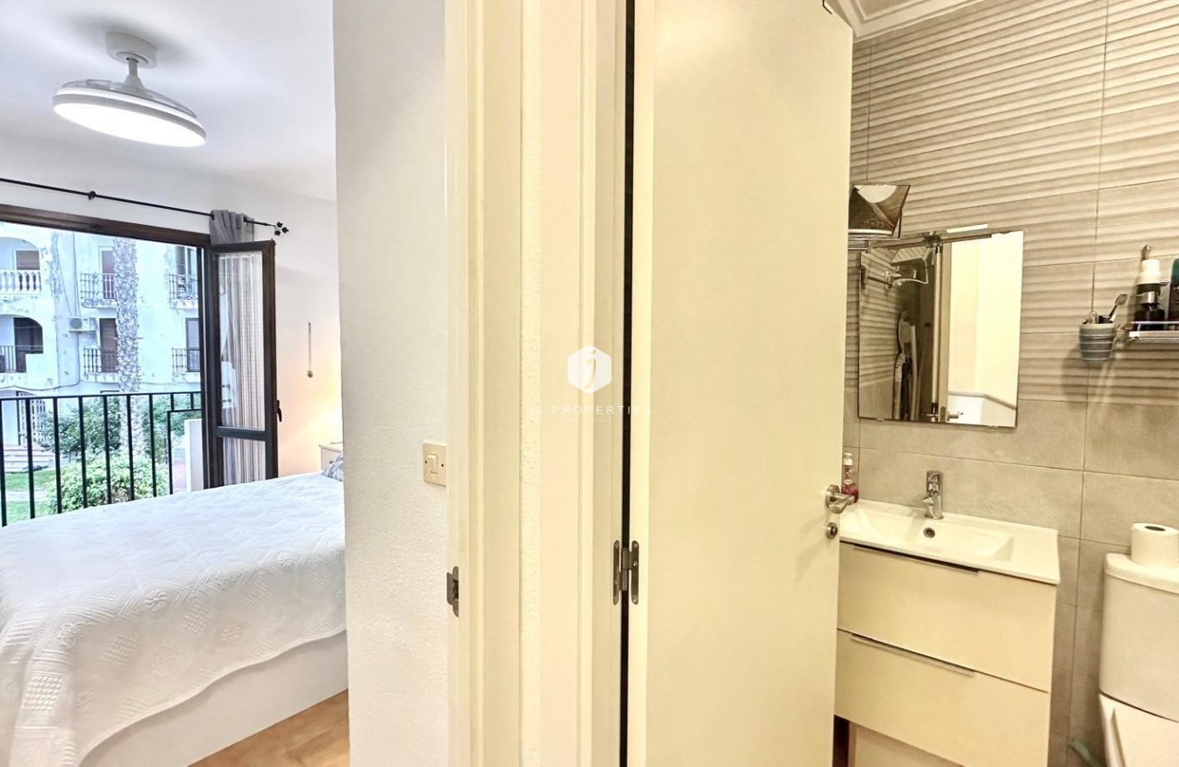 Z drugiej ręki - Mieszkanie w bloku -
Torrevieja - Estacion de autobuses