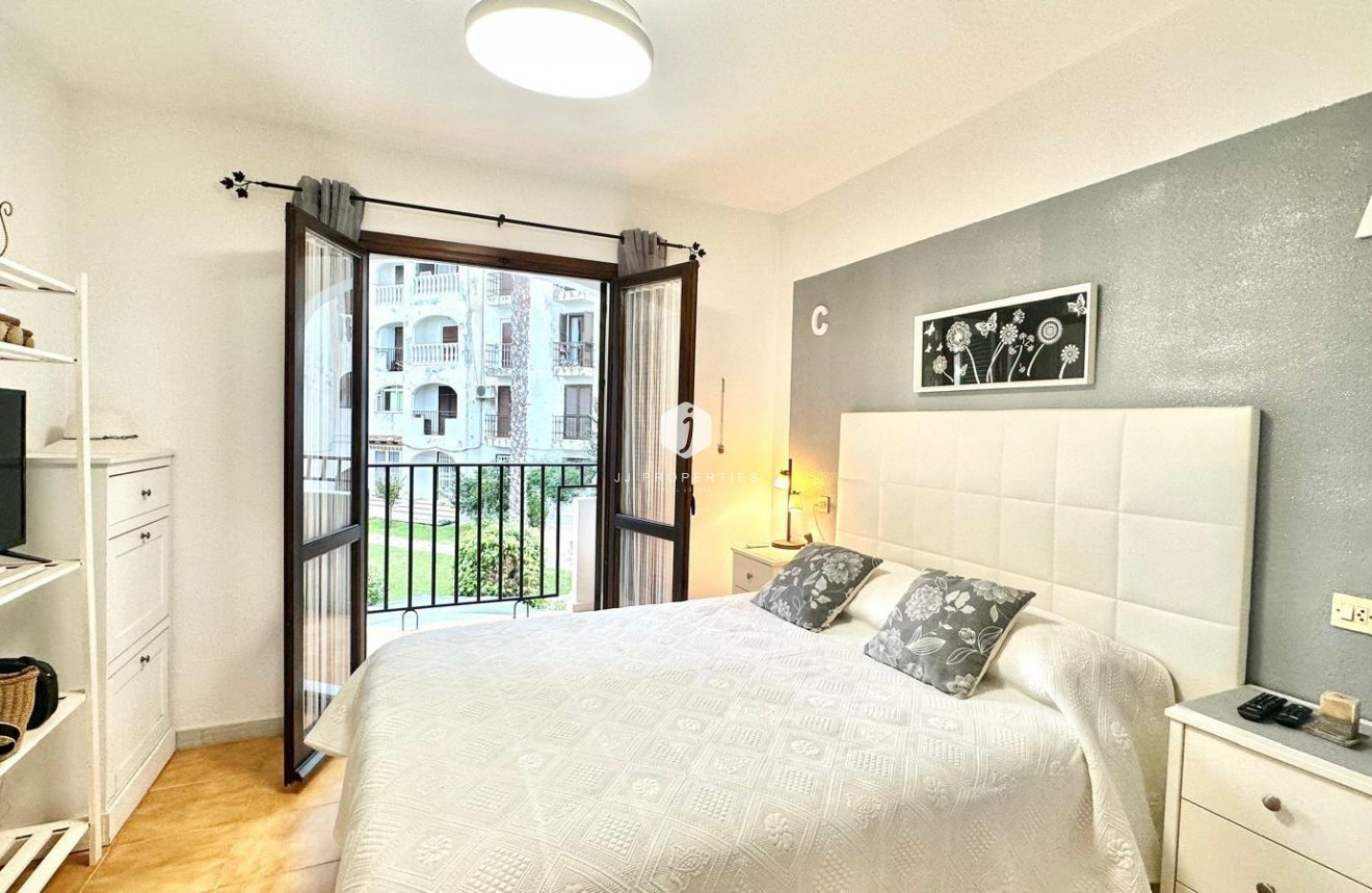 Z drugiej ręki - Mieszkanie w bloku -
Torrevieja - Estacion de autobuses