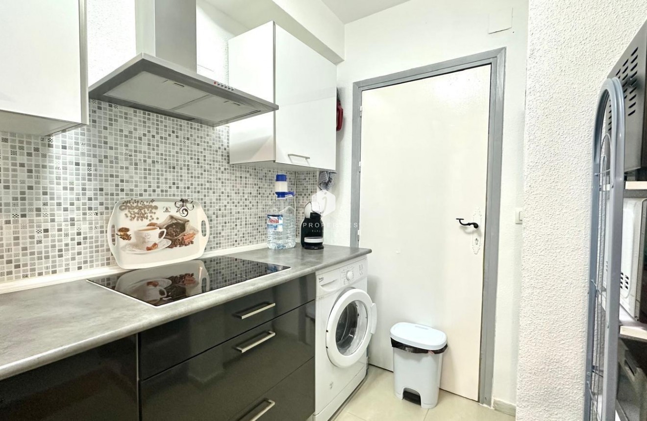 Z drugiej ręki - Mieszkanie w bloku -
Torrevieja - Estacion de autobuses