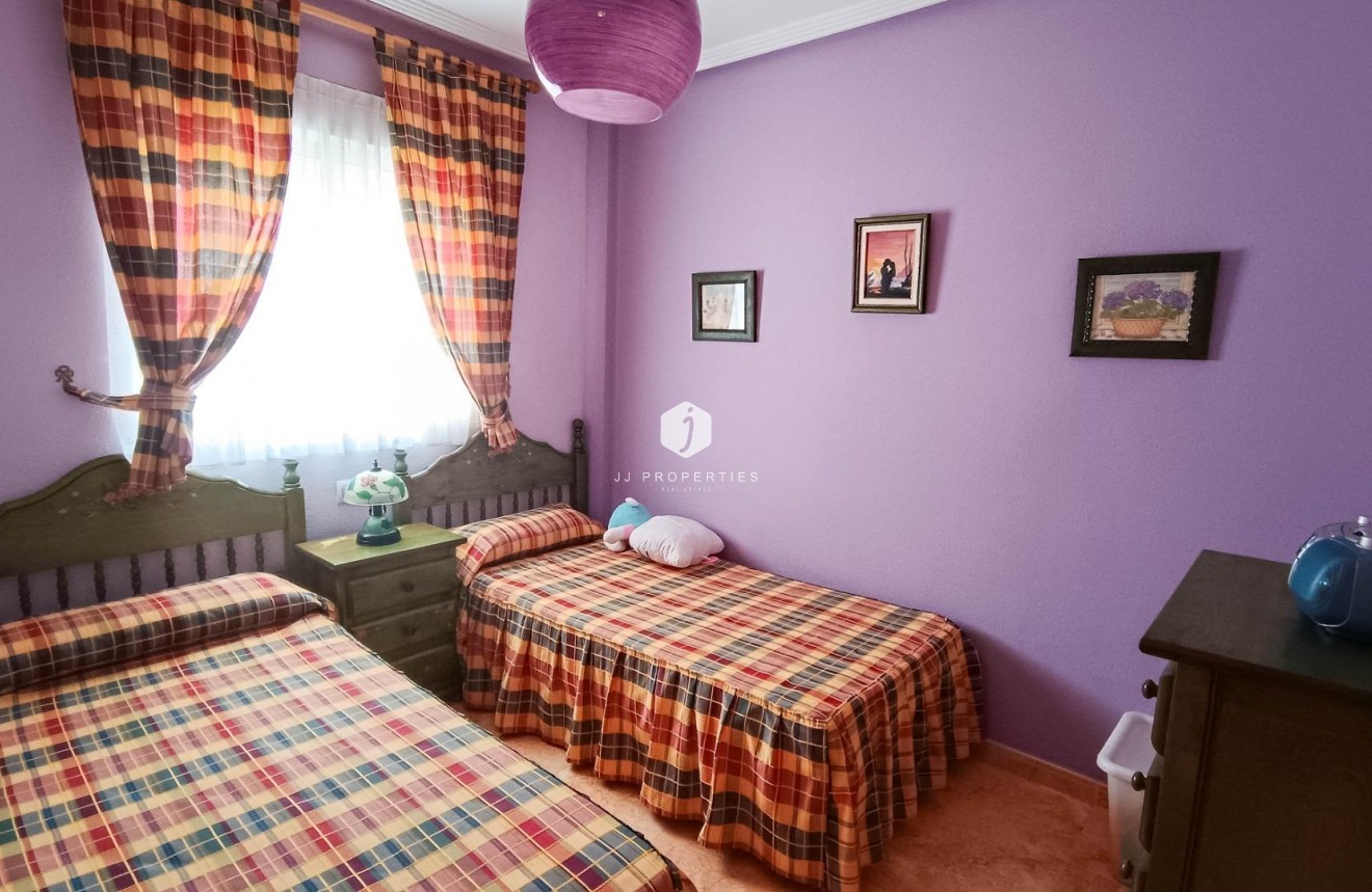 Z drugiej ręki - Bungalow -
Torrevieja - Parque Acuático - Sector 25