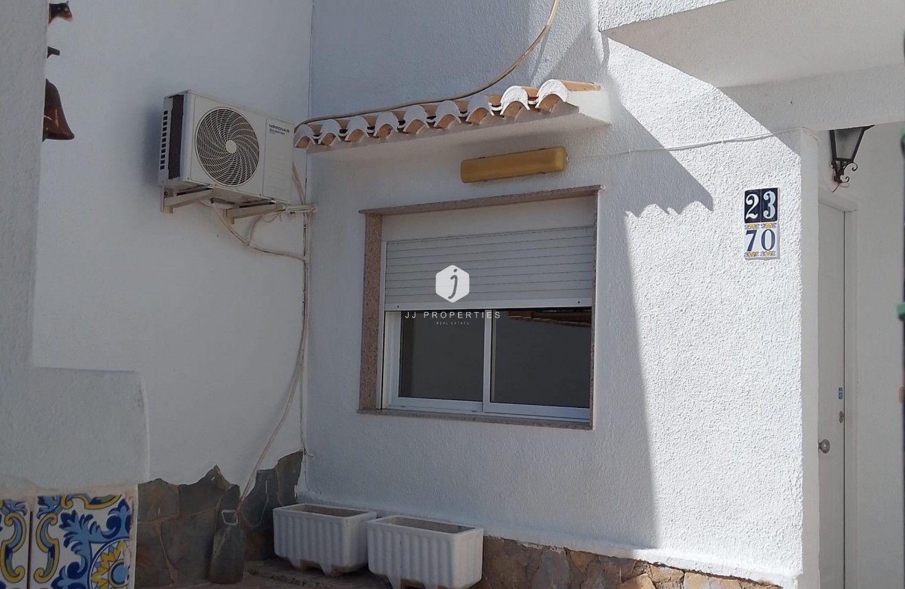 Z drugiej ręki - Szalet -
Torrevieja - Los Balcones