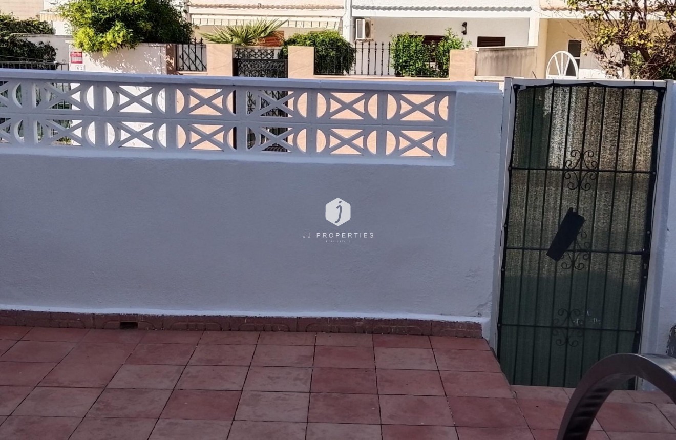Z drugiej ręki - Szalet -
Torrevieja - Los Balcones