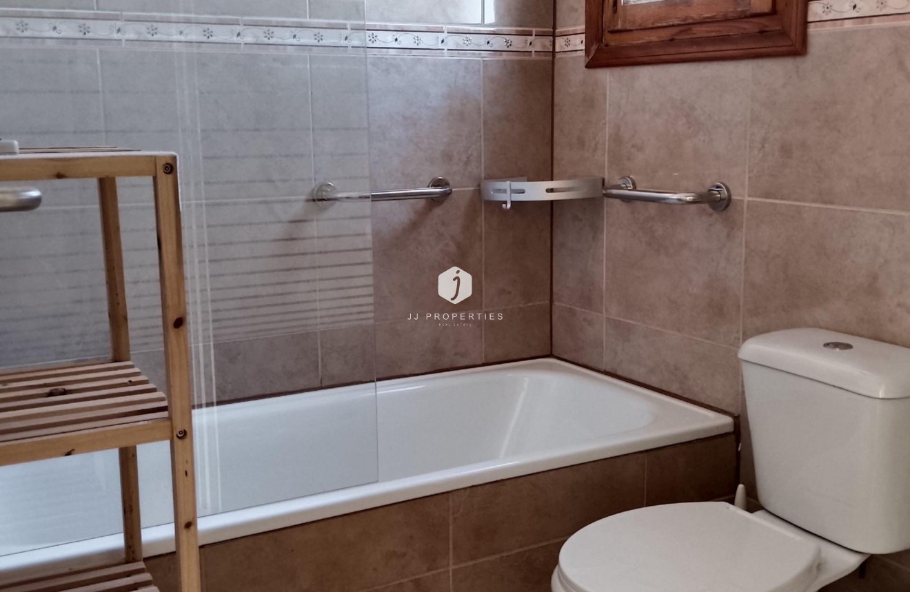 Z drugiej ręki - Szalet -
Torrevieja - Los Balcones