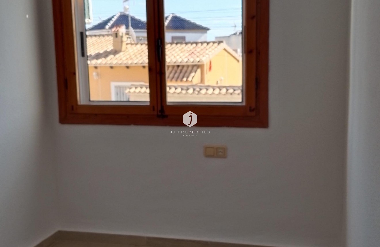 Z drugiej ręki - Szalet -
Torrevieja - Los Balcones