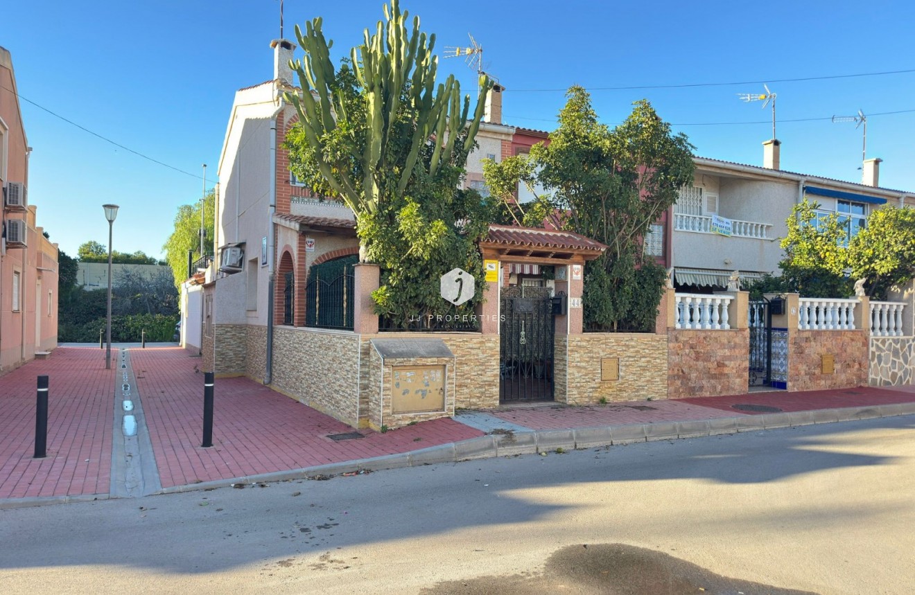 Z drugiej ręki - Szalet -
Torrevieja - Costa Blanca