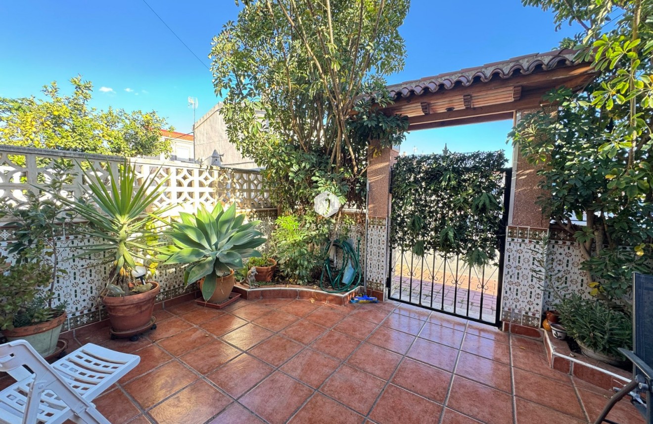 Z drugiej ręki - Szalet -
Torrevieja - Costa Blanca