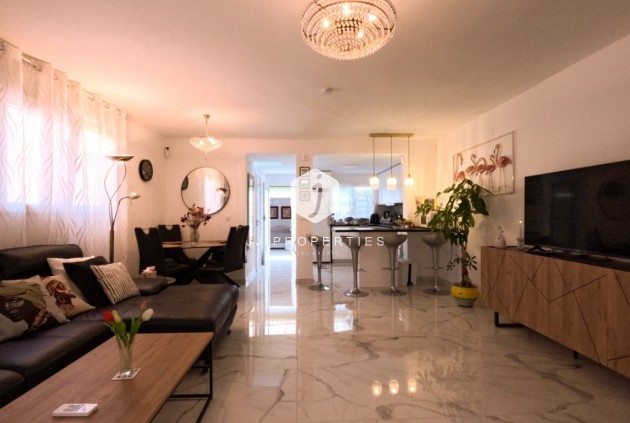 Z drugiej ręki - Szalet -
Torrevieja - Costa Blanca